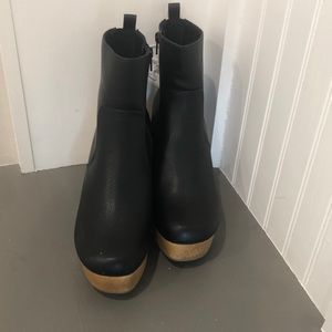 Brand New Without Tags Universal Thread Boots